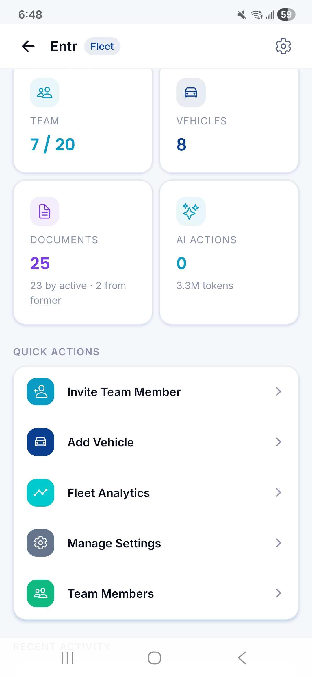 شاشة نظرة عامة على الأسطول تعرض الفريق 7/20، 8 مركبات، 25 مستندًا، AI actions remaining، بالإضافة إلى اختصارات الإجراءات السريعة.